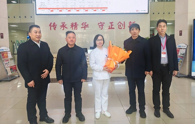 泸州市人大教科文卫委主任委员宋远平节前慰问合江县中医医院“酒城英才”陈菊