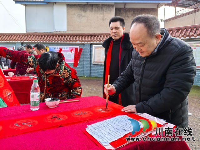 现场书写春联送村民（曾佐然摄）.jpg