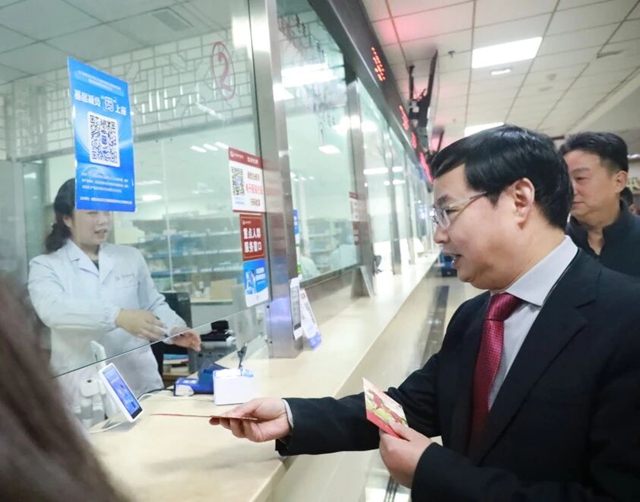 关怀慰问 情暖新春 | 合江县中医医院领导年初一慰问在岗医务人员!(图4) 4.jpg