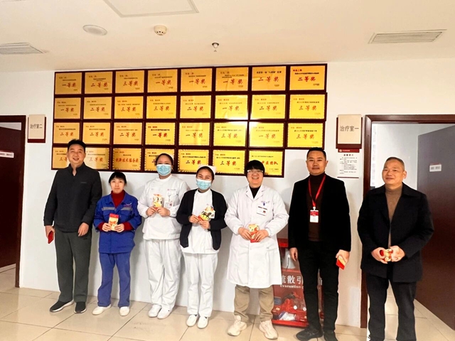 关怀慰问 情暖新春 | 合江县中医医院领导年初一慰问在岗医务人员!(图7) 7.jpg