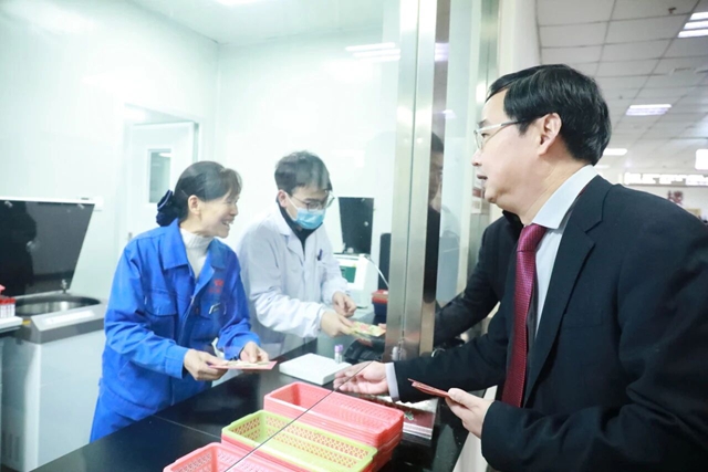 关怀慰问 情暖新春 | 合江县中医医院领导年初一慰问在岗医务人员!(图13) 13.jpg