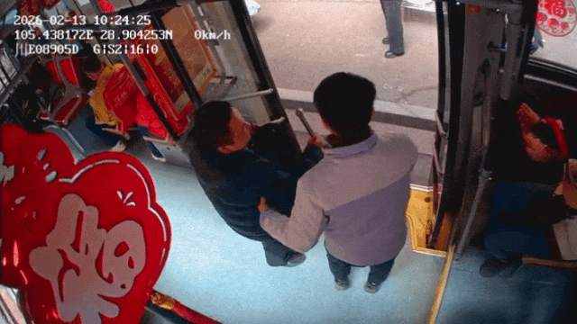 泸州:春节公交人在岗,好人好事暖新春(图2) 公交2.gif