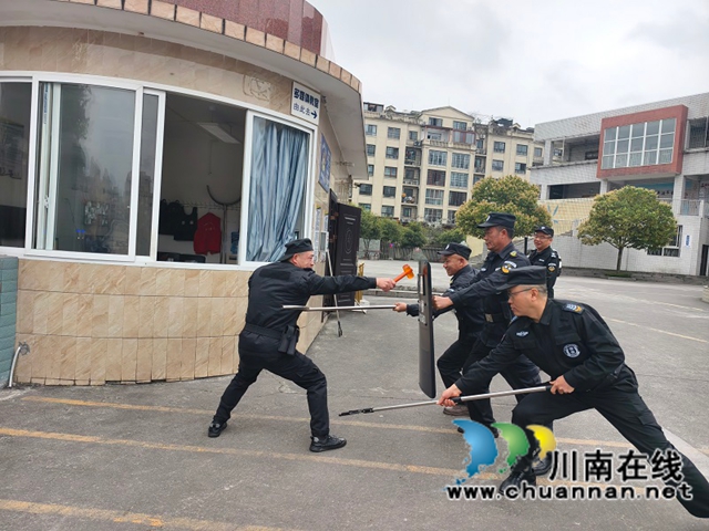 以“演”筑防  以“练”备战｜叙永县叙永镇中心小学校开展反恐防暴应急培训