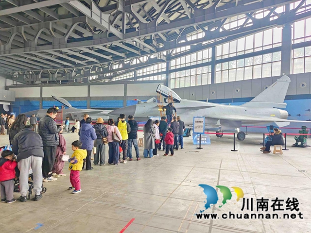 航空展翼聚人气 白酒飘香引客来——评2026四川白酒产业园区航空航天展促消费场景活动(图2) 2.jpg