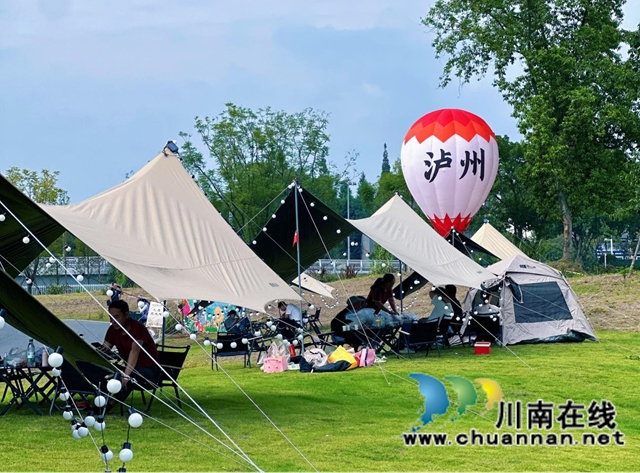 航空展翼聚人气 白酒飘香引客来——评2026四川白酒产业园区航空航天展促消费场景活动(图4) 4.jpg