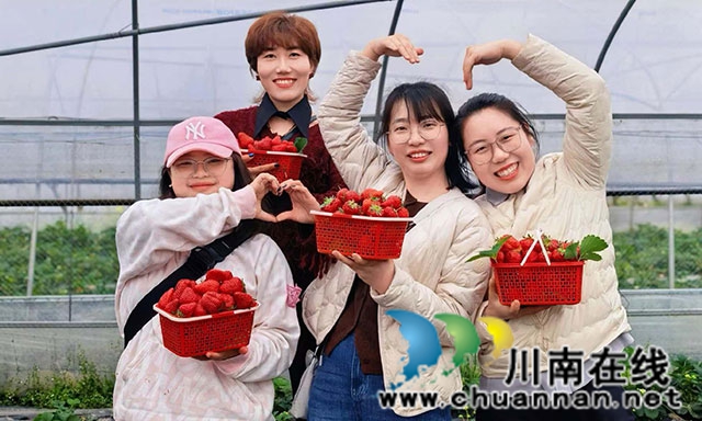 草莓展示合影.jpg