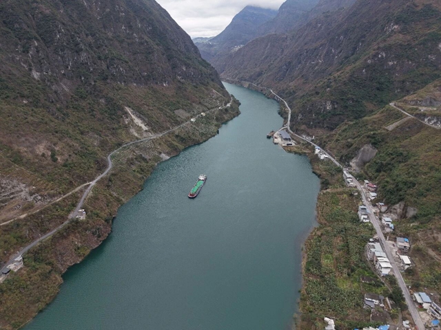 新进展！金沙江首艘6000吨级新能源货船成功首航