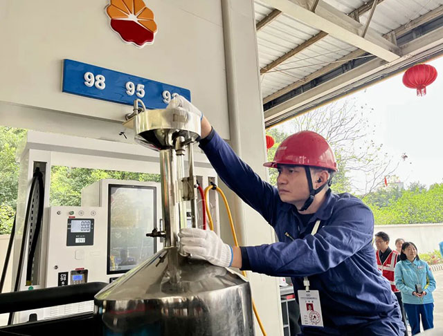 聚焦3·15|加油怕不够量?泸州20名消费者走进泸州加油站当“监督员”(图1) 1.jpg