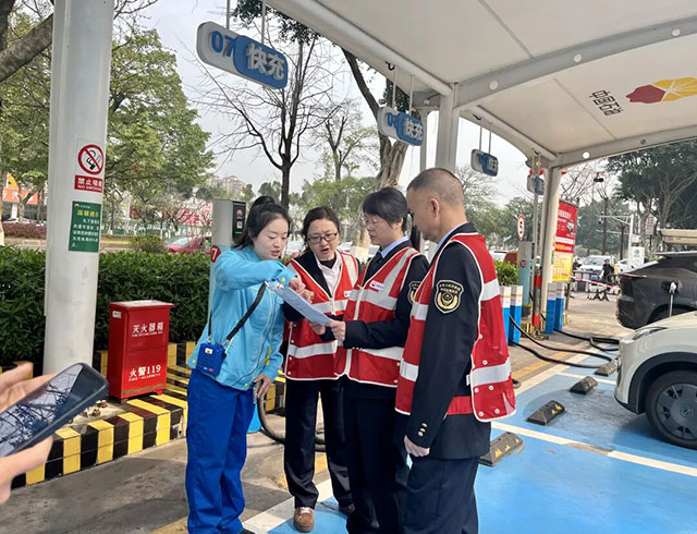 聚焦3·15|加油怕不够量?泸州20名消费者走进泸州加油站当“监督员”(图2) 2.jpg