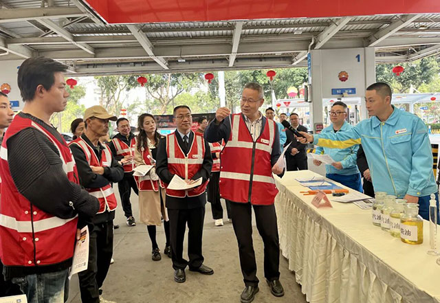 聚焦3·15|加油怕不够量?泸州20名消费者走进泸州加油站当“监督员”(图3) 3.jpg