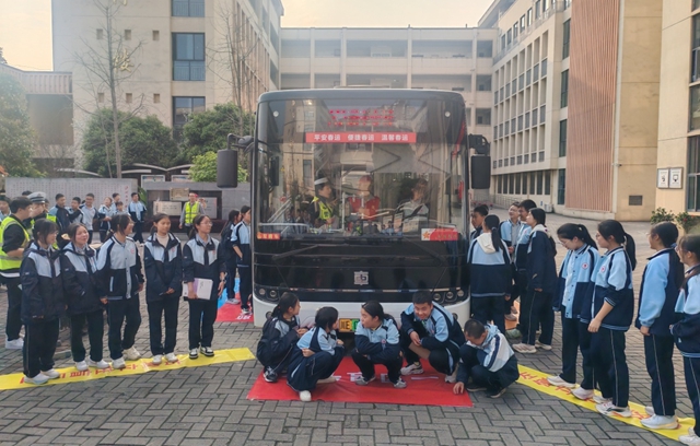 全国高品质公交线路的“新课堂”丨泸州公交262路让安全课堂走进校园
