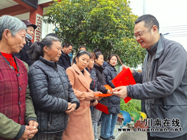 省人社厅农民工服务中心主任张凯钇（右一）代表省人社厅走访慰问泸县玉蟾街道龙华村困难农民工及农民工留守家人代表.jpg