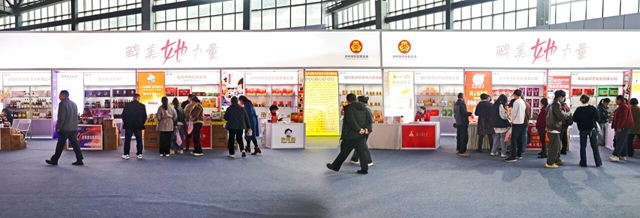 “醉美她力量”亮相酒博会 赋能川渝融合发展(图1) 妇1.jpg