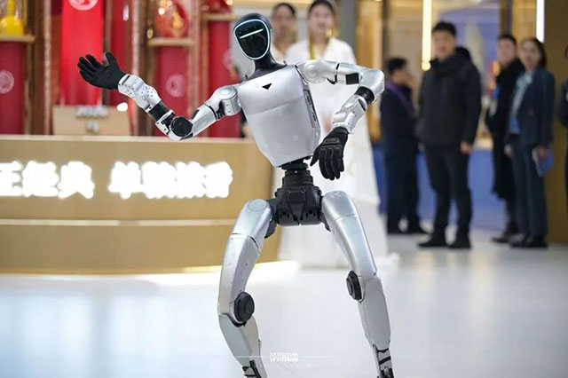 酒博会太会整活了！机器人跳舞、香水瓶小酒……年轻人直呼上头