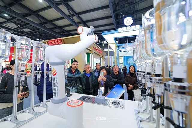 酒博会太会整活了!机器人跳舞、香水瓶小酒……年轻人直呼上头(图3) 3.jpg