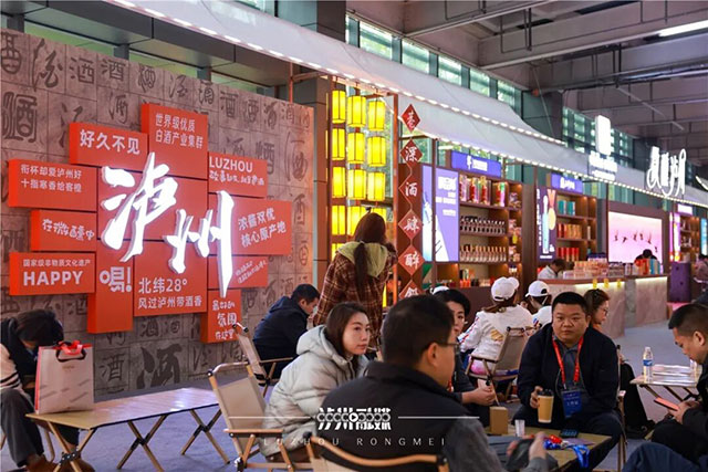 酒博会太会整活了!机器人跳舞、香水瓶小酒……年轻人直呼上头(图5) 5.jpg