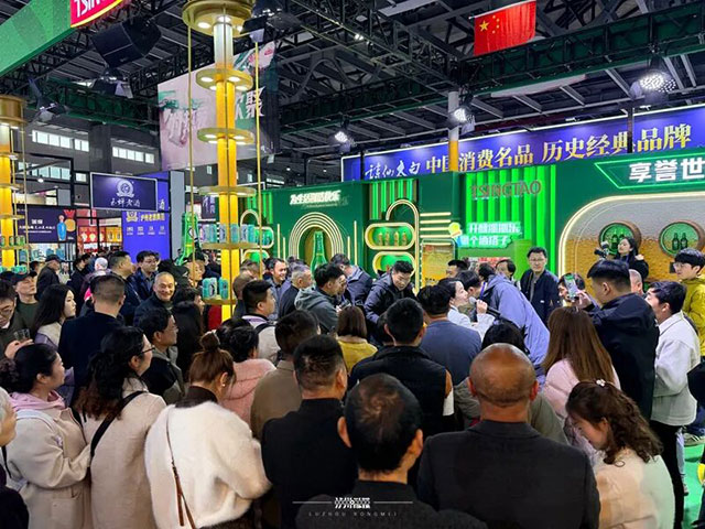 酒博会太会整活了!机器人跳舞、香水瓶小酒……年轻人直呼上头(图6) 6.jpg