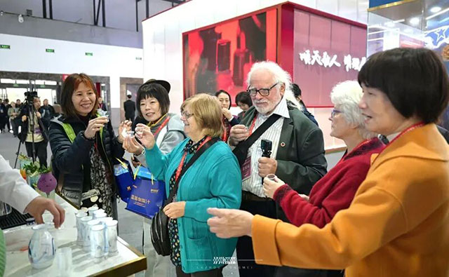 酒博会太会整活了!机器人跳舞、香水瓶小酒……年轻人直呼上头(图7) 7.jpg