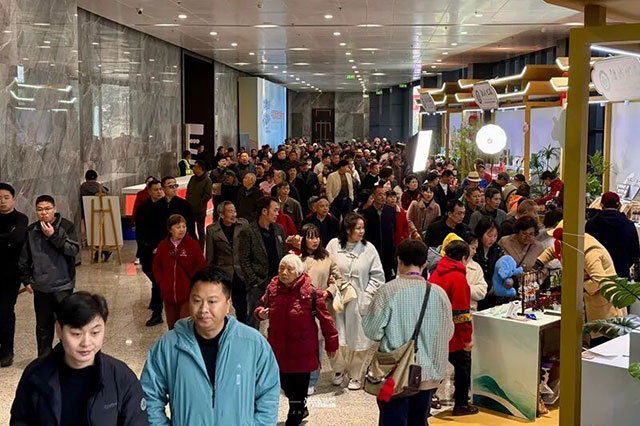 酒博会太会整活了!机器人跳舞、香水瓶小酒……年轻人直呼上头(图8) 8.jpg