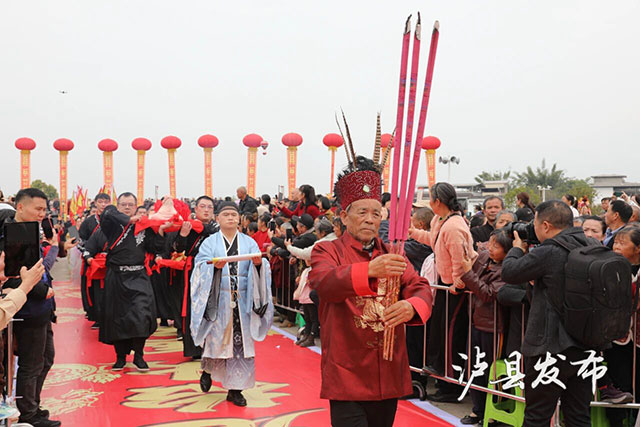 看龙舞、摸龙须、剃龙头！泸县龙抬头现场挤爆了