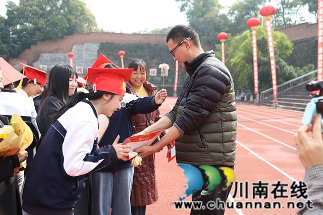 冠礼启新程 执笔战苍穹┃泸县一中举行高三成人仪式(图2) 师生7.jpg