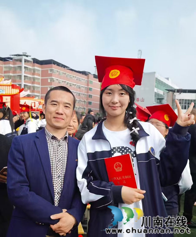 冠礼启新程 执笔战苍穹┃泸县一中举行高三成人仪式(图4) 宪法.jpg