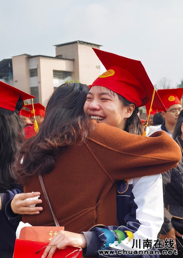 冠礼启新程 执笔战苍穹┃泸县一中举行高三成人仪式(图5) 拥抱.jpg