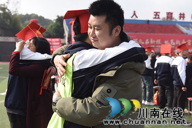 冠礼启新程 执笔战苍穹┃泸县一中举行高三成人仪式(图6) 拥抱2.jpg