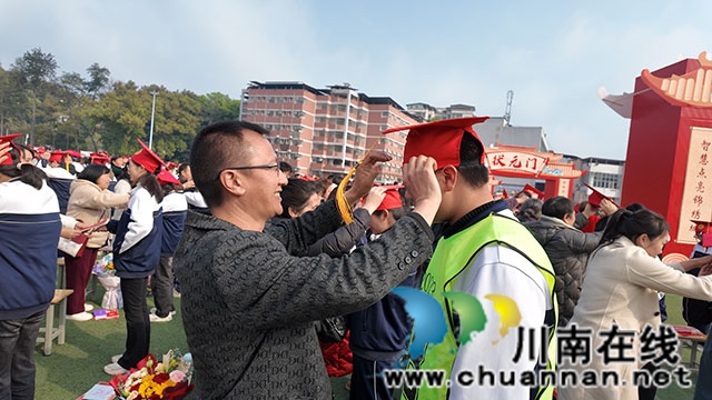 冠礼启新程 执笔战苍穹┃泸县一中举行高三成人仪式(图8) 冠礼3.jpg