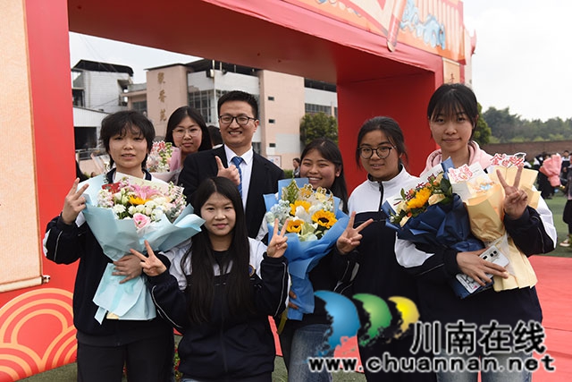 冠礼启新程 执笔战苍穹┃泸县一中举行高三成人仪式(图15) 师生6.jpg