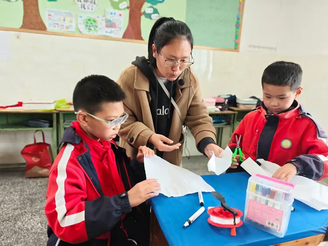 泸县天兴镇学校“纸鸢舞春风,梦想伴成长”校园风筝节活动纪实(图4) 4.jpg