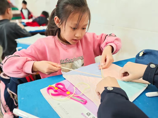 泸县天兴镇学校“纸鸢舞春风,梦想伴成长”校园风筝节活动纪实(图3) 3.jpg