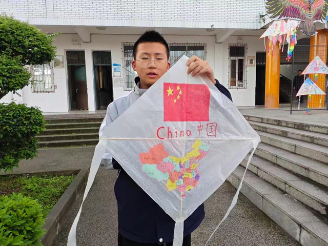 泸县天兴镇学校“纸鸢舞春风,梦想伴成长”校园风筝节活动纪实(图12) 12.jpg