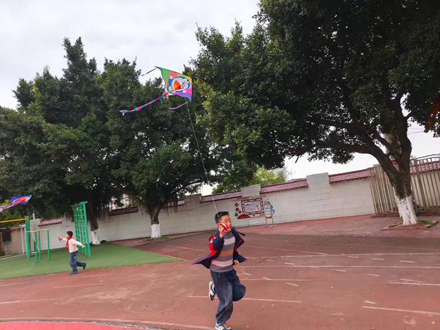 泸县天兴镇学校“纸鸢舞春风,梦想伴成长”校园风筝节活动纪实(图14) 14.jpg