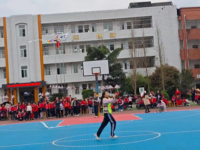 泸县天兴镇学校“纸鸢舞春风,梦想伴成长”校园风筝节活动纪实(图16) 16.jpg