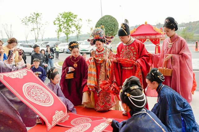 “新时代·新婚俗·新幸福”泸州市江阳区举办文明婚嫁主题活动