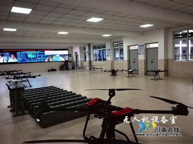 从“飞手”到“工匠”,看泸县建校如何炼成产业“人才仓”?(图3) 无人机设备室.jpg