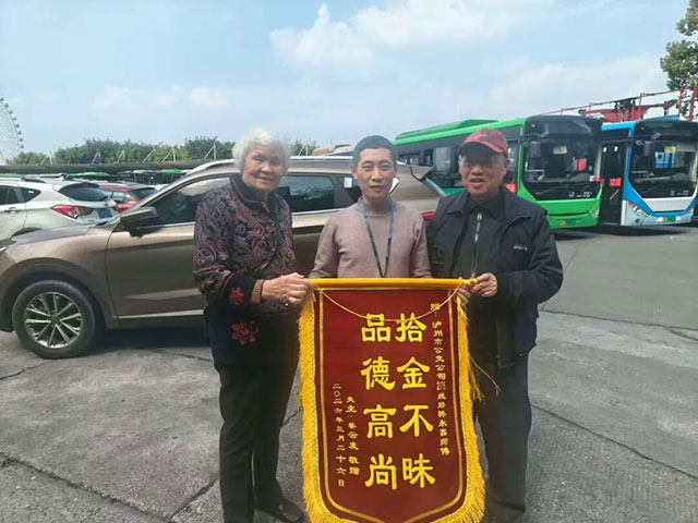 泸州公交频现暖心事,十米车厢绽放文明花(图2) 2.jpg