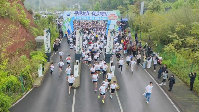 2026龙卦山登山活动吸引省内外近千名爱好者参与