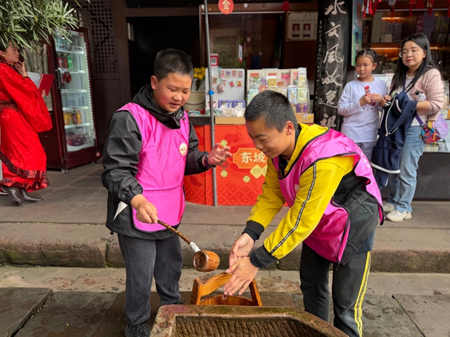 泸州500学子赴眉山“寻东坡风骨 承青神竹韵”