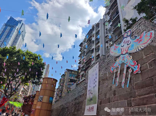 春日限定!老泸州·大河街换新装,风筝纱幔里的浪漫约会(图1) 1.jpg