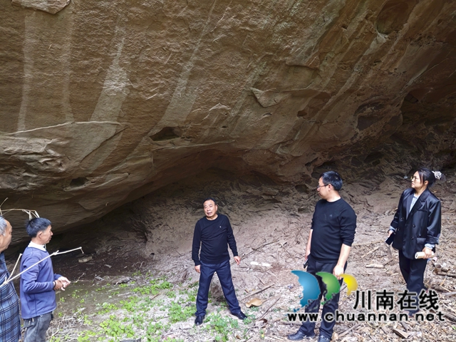 泸县喻寺镇新桥村惊现明代崇祯年间的养生洞石刻(图4) 寻找岩洞1(曾佐然摄).jpg