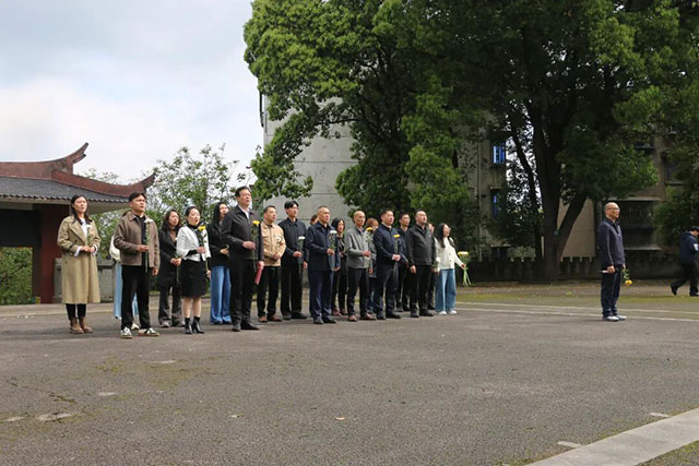 泸州市口岸物流办组织清明祭扫活动(图1) 1.jpg