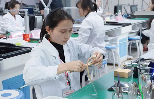 AI赋能实验教学,以赛促教锤炼匠心 | 泸州市第二十一届职工职业技能大赛初中化学教师实验技能比赛成功举办(图4) 4.jpg