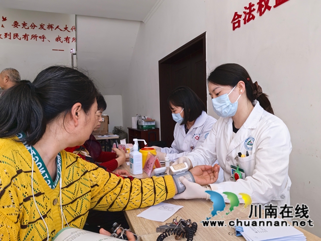 健康巡诊到村头 服务群众零距离｜泸县‌全国首批基层卫生健康综合试验区建设让群众家门口就医变成现实