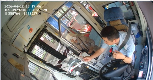 泸州公交：平凡善举暖人心 十米车厢载新风