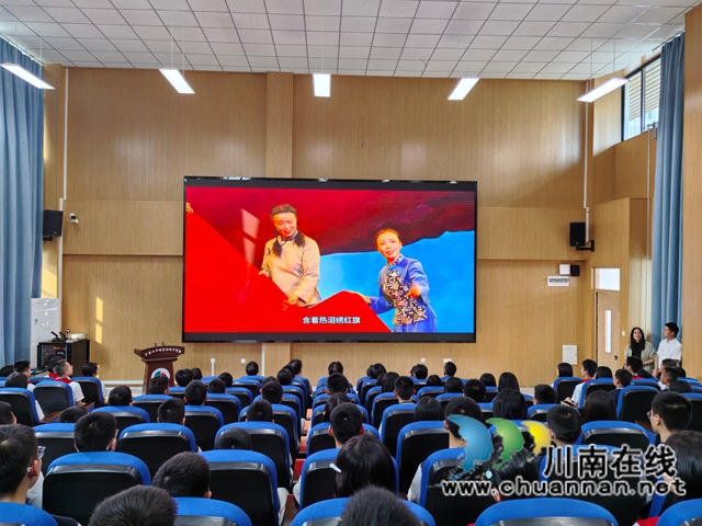 观看红色视频展播（曾佐然摄）.jpg