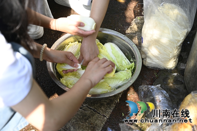 学生洗菜2.JPG