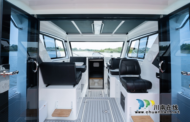 “Commander 27SF”游钓艇内部空间 (3).jpg