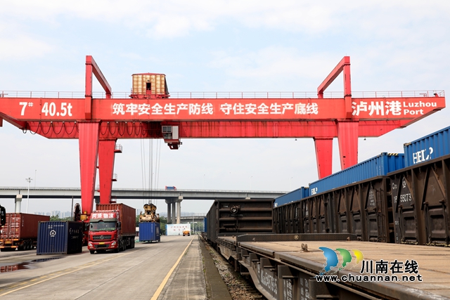 龙门吊忙碌转卸货物 (2).JPG